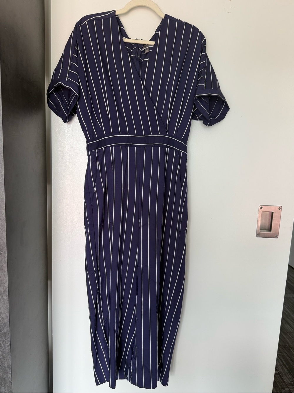 Chelsea 28 Navy Pinstripe V-Neck Wide-Leg Jumpsuit Manteau - Picture 2 of 7